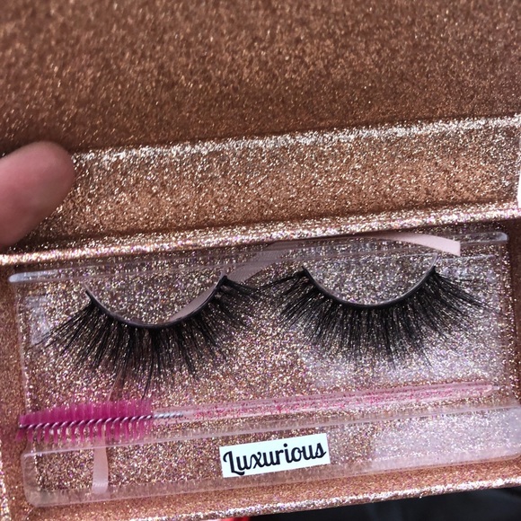 Lashes - Picture 3 of 8